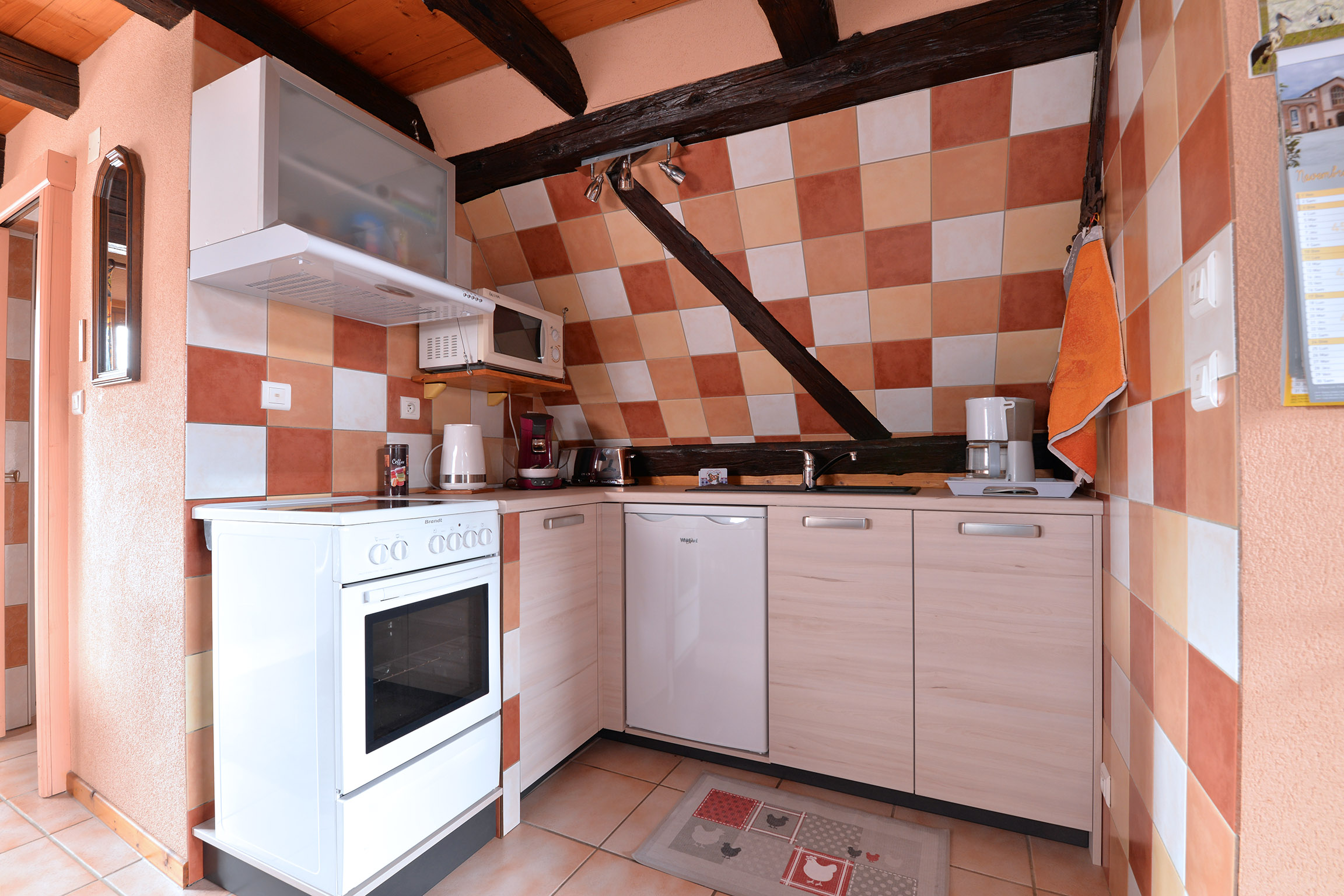 La cuisine équipée, carrelage en damier