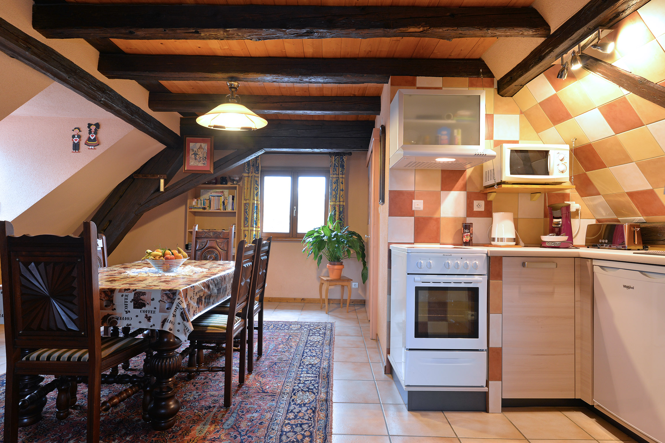 Vue d’ensemble du studio depuis la cuisine
