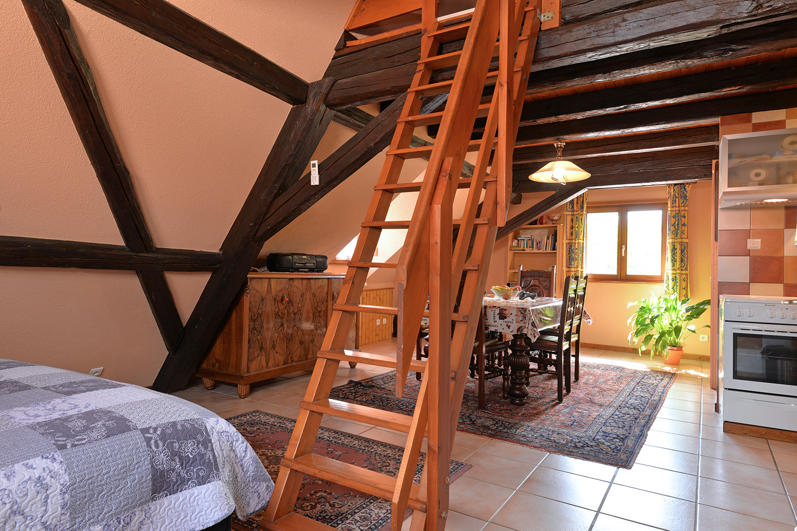 L’échelle de meunier qui monte à la mezzanine
