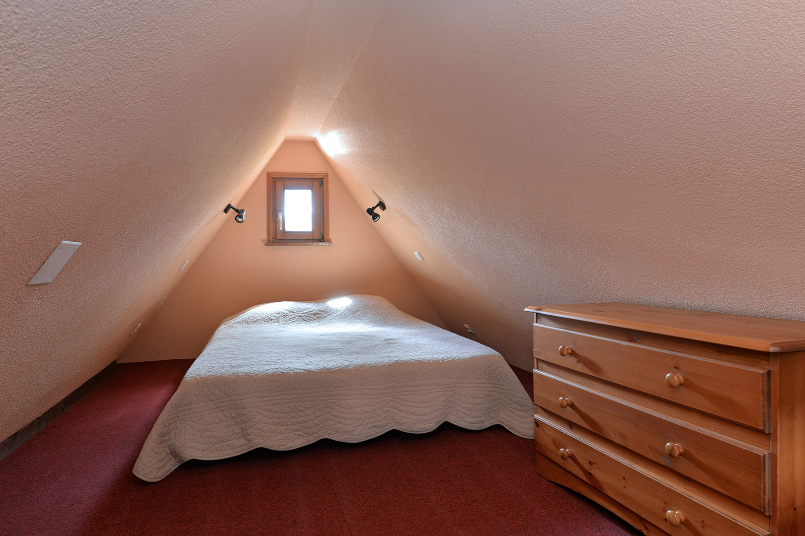 Le lit en mezzanine, sous le toit