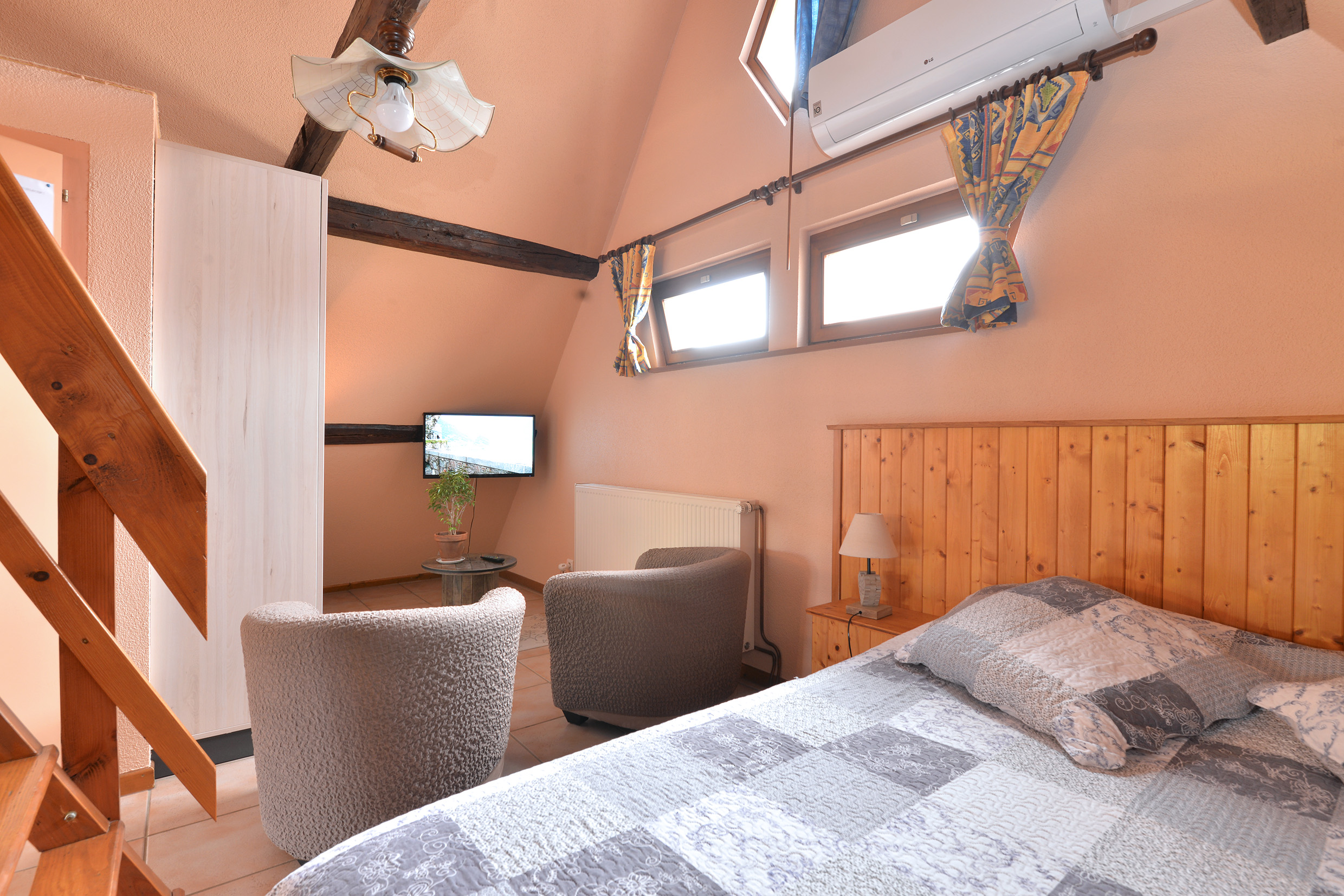Le coin salon et le lit du studio