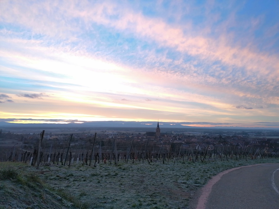 Le village au pied des collines