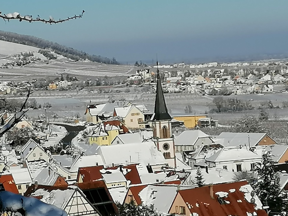 Les toits enneigés du village