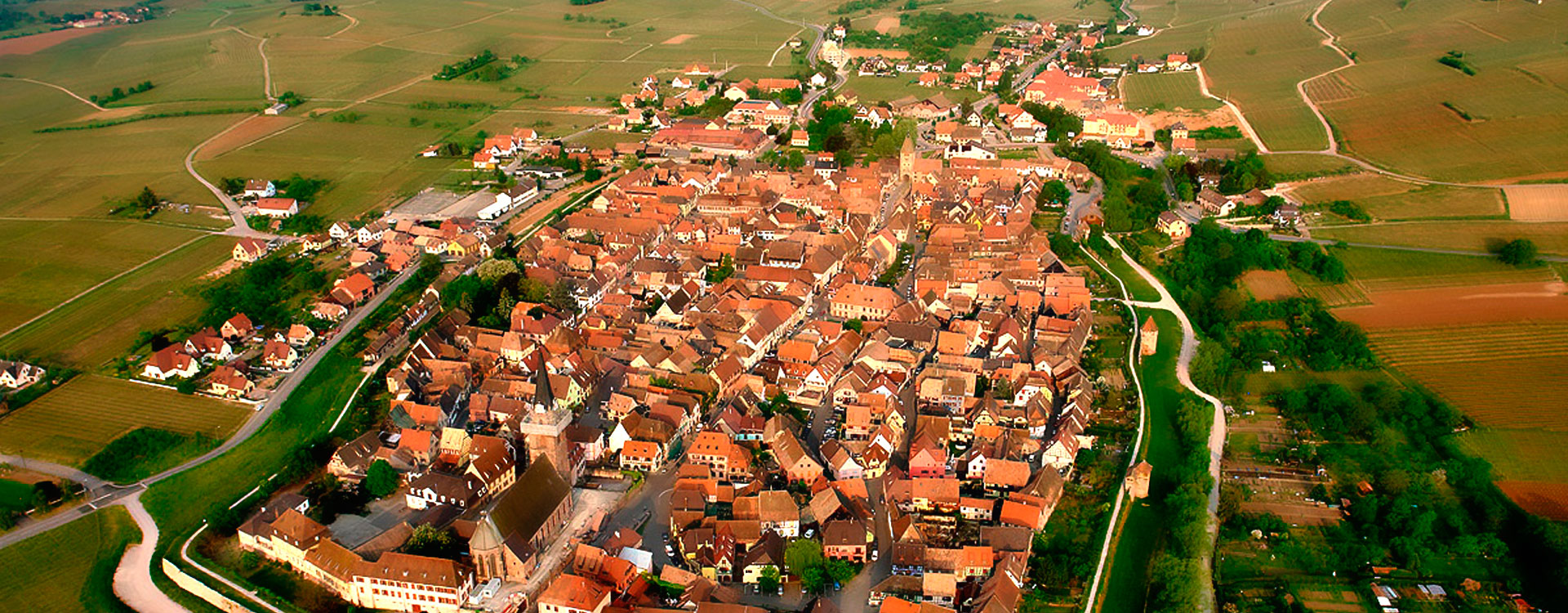 Bergheim vu du ciel, dans l’enceinte de ses remparts